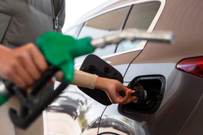 Românii plătesc mai mult pe carburanți decât șoferii din Polonia și Spania: cât costă azi plinul