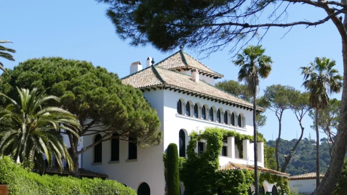 O-femeie-a-cumparat-o-vila-de-lux-cu-335000-de-euro-E28093-adevarul-descoperit-dupa-mutare-a-fost-socant