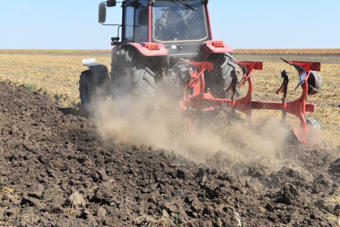 tractor-la-arat