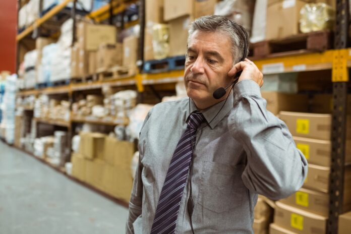 focused-manager-talking-headset_13339-81084 Ce faci când un furnizor important crește brusc prețurile