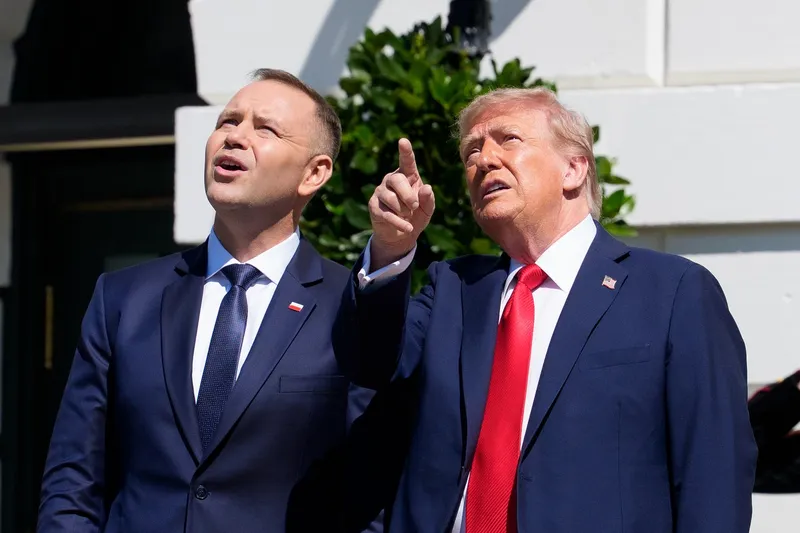 Trump înființează o bază permanentă a SUA în Polonia